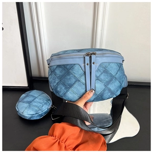 Detail van de blauwe denim borsttas met ruitpatroon en een ronde portemonnee