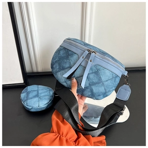 Detail van de gewatteerde blauwe denim crossbodytas met ronde bijpassende portemonnee