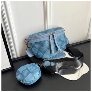 Detail van blauwe gewatteerde denim heuptas met een afneembare ronde kleine portemonnee