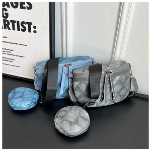 Detail van de gewatteerde denim crossbodytas met dubbele rits en kleine muntenzak