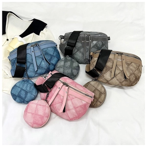 Macro-opname van gewatteerde crossbodytassen in diverse kleuren met bijpassende portemonnee