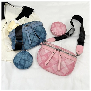 Detail van gewatteerde crossbody borstas met ronde portemonnee en brede riem in blauw roze