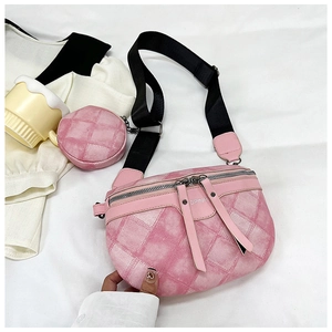 Detail van roze geruite crossbodytas met dubbele rits en afneembaar rond tasje