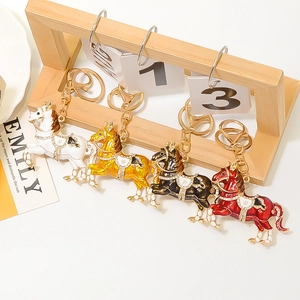 Portachiavi a Forma di Cavallo in Lega di Zinco con Strass e Smalto Con Corda in Pelle Intrecciata Ciondolo Animale Donna Regalo