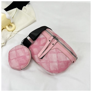 Detail van roze gewatteerde crossbodytas met ronde portemonnee en zwarte nylon schouderband