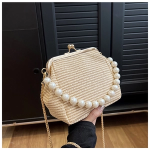 Détail d'un sac tressé avec poignée en perles et fermoir en métal doré vintage