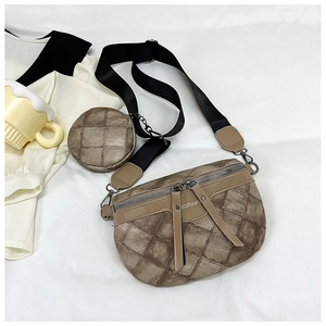 Detail van bruine gewatteerde crossbodytas met ronde portemonnee en brede riem