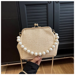 Détail du sac tressé avec poignée en perles et fermoir en métal doré