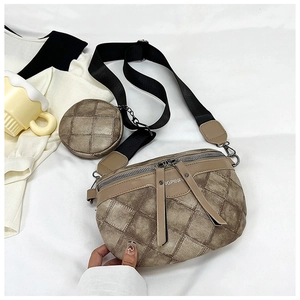 Detail van de retro bruine crossbodytas met ruitjespatroon en klein muntportemonnee