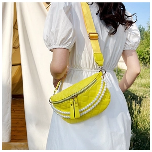 Détail du sac banane matelassé jaune avec chaîne en perles et bandoulière réglable