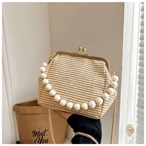 Détail du sac coquille tissé avec anse en perles et fermoir doré vintage
