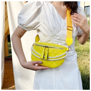 Détail du sac banane jaune matelassé avec chaînes de perles et bandoulière