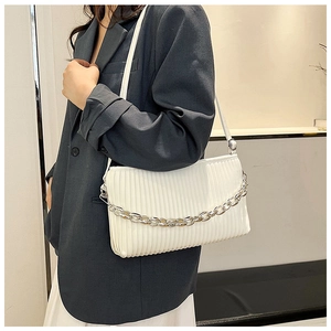 Detail view of the white pleated shoulder bag with a stylish silver chunky chain strap