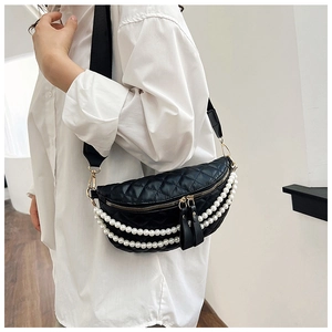 Détail du sac banane matelassé noir avec chaîne de perles et bandoulière réglable