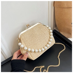Vue détaillée de la texture tissée, de l'anse en perles et du fermoir doré du sac coquillage