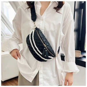 Détail du sac de poitrine noir matelassé avec chaînes de perles et bandoulière large