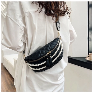 Détail du sac de poitrine matelassé noir avec chaînes de perles et large bandoulière