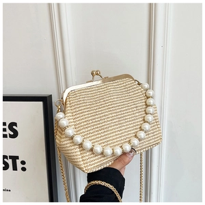 Détail du sac coquillage tissé avec anse en perles et fermoir en métal doré de luxe