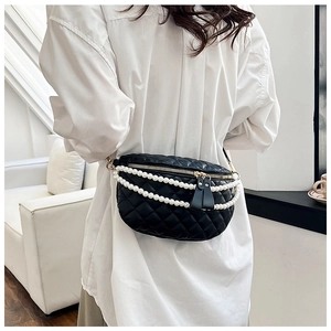 Détail du sac ceinture matelassé noir orné de perles élégantes et d'une fermeture dorée