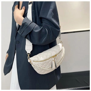 Détail du sac de poitrine crème matelassé avec chaîne en perles et sangle large