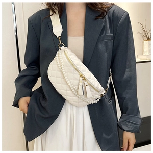 Détail du sac de poitrine blanc matelassé avec chaîne en perles et sangle large
