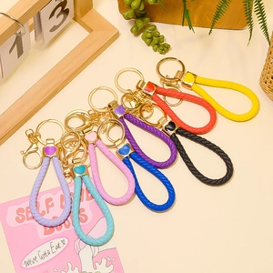 Porte-clés Cœur en Cuir Tressé Avec Fermoir Mousqueton en Alliage Anneau Or Pendentif de Sac Mode Pour Femmes Hommes