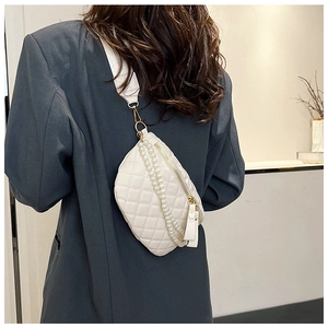 Vue de dos d'un mannequin portant un sac de poitrine matelassé blanc avec chaîne de perles