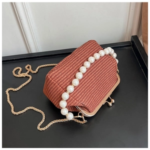 Vue détaillée du sac tissé rétro avec anse en perles et fermoir doré chic