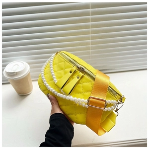 Détail du sac bandoulière jaune matelassé avec large sangle et chaîne de perles décorative