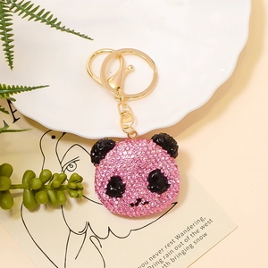 Detail eines rosa Panda-Schlüsselanhängers mit Strasssteinen und goldener Schließe