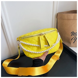 Détail du sac banane jaune matelassé avec chaînes de perles et large bandoulière