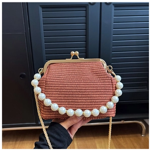 Détail du sac tissé rouge avec poignée en perles et fermoir métallique doré vintage