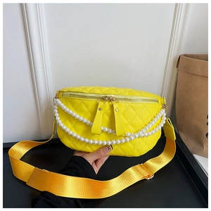 Détail du sac banane jaune matelassé avec chaîne en perles et double fermeture