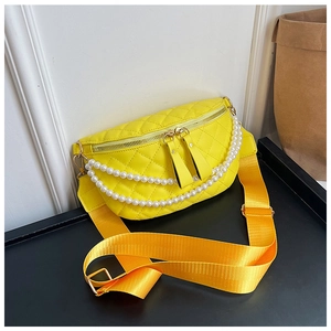 Détail du sac banane matelassé jaune avec double fermeture éclair et chaîne de perles