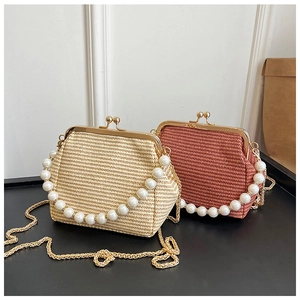 Détails de sacs tissés avec poignées en perles et bandoulières en chaîne dorée