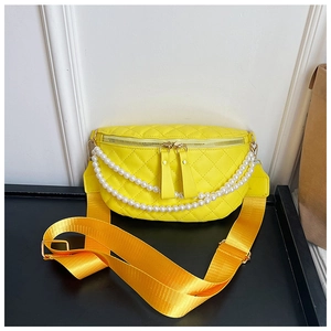 Vue détaillée du sac ceinture matelassé jaune avec perles et large bandoulière