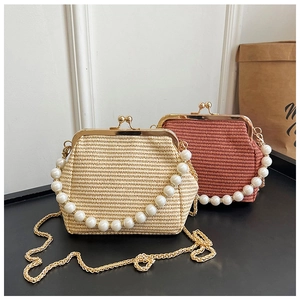 Détail de sacs tressés avec poignée en perles, fermoir doré et options de bandoulière