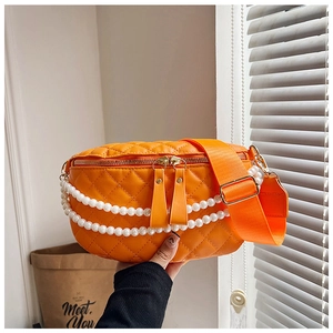 Détail du sac banane matelassé orange avec double chaîne perles et bandoulière large
