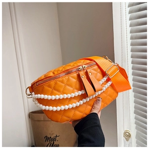 Détail du sac banane orange matelassé avec chaînes de perles et large bandoulière toile