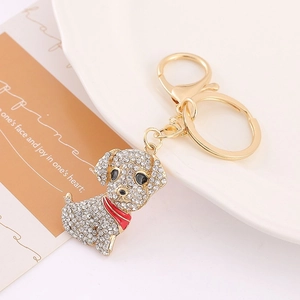 Porte-clés chien en strass brillants avec placage d'or et petit foulard rouge chic