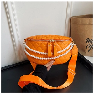 Vue détaillée du sac de poitrine matelassé orange vif avec élégantes chaînes de perles