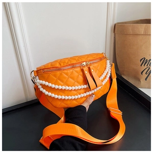 Détail du sac de taille matelassé orange avec chaîne de perles et bandoulière