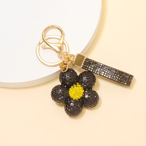 Porte-clés fleur en argile avec strass, anneau en métal doré et lanière en cuir noir chic