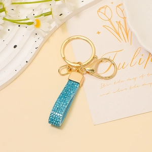 Portachiavi in pelle con paillettes azzurre con chiusura in metallo dorato e anello a D