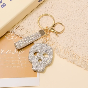 Vue détaillée du porte-clés crâne de luxe avec strass blancs et placage doré