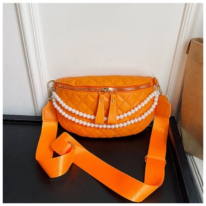 Détail du sac de poitrine orange matelassé avec double zip et chaînes de perles