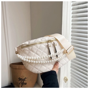 Vue détaillée du sac de poitrine matelassé crème avec chaînes de perles et bandoulière