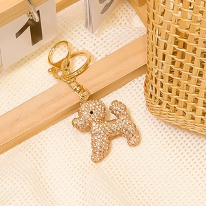 Porte-clés caniche doré étincelant avec strass en cristal sur fond de maille rustique