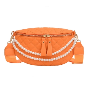 Sac bandoulière orange matelassé avec chaînes de perles et bandoulière large tendance