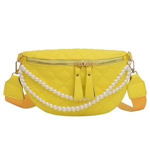 Sac banane matelassé jaune pour femme avec chaîne en perles et bandoulière large